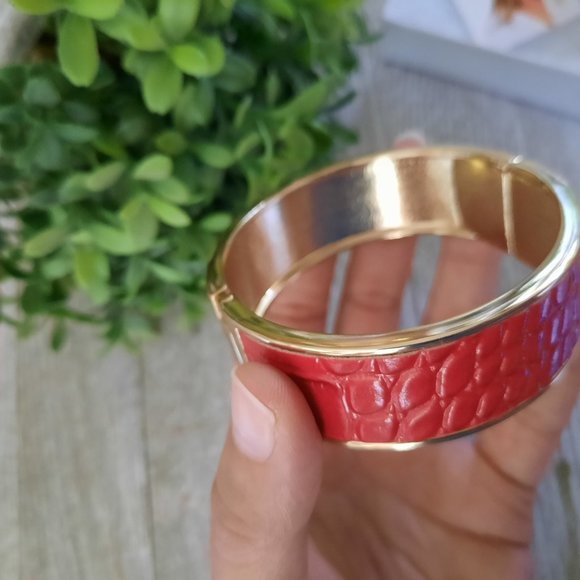 Daniela Swaebe Crimson Red Crocodile Inlay Wide Hinge Bangle - Goldtone, New! - Picture 6 of 16